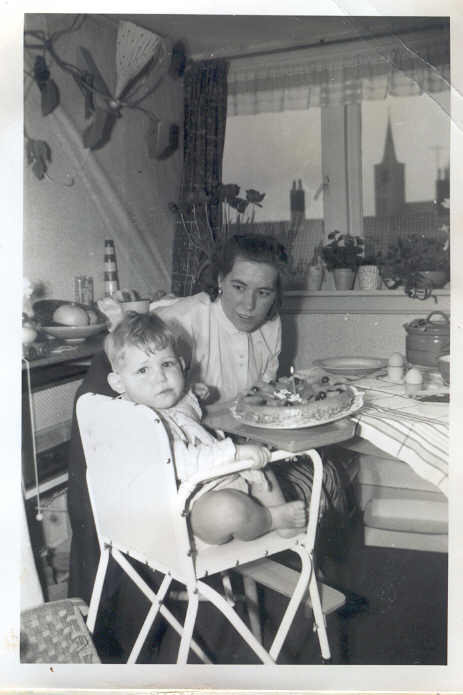 Op de Sitterlaan met mamma, mijn eerste verjaardag 
